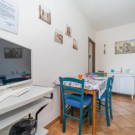 Apartment In 2 To 4 Persons With Large Private Garden Sole