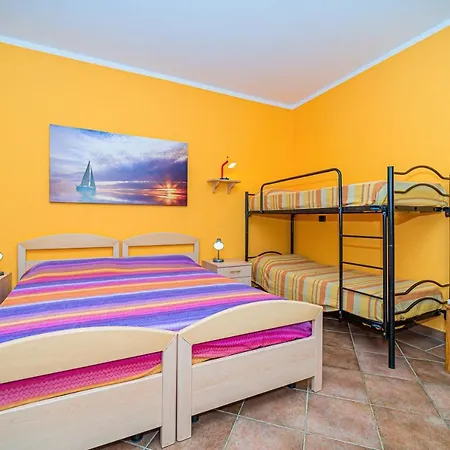 Apartment In 2 To 4 Persons With Large Private Garden Sole